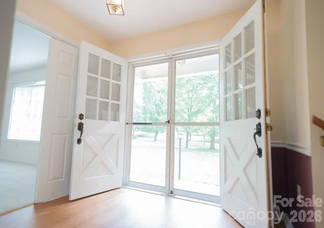 Photo 3 of Single family home for sale at 3401 Tracelake Dr, Matthews, NC 28105 | MLS# 4417359 | Listing updated on 2026-10-07