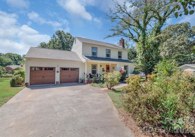 Photo 2 of Single family home for sale at 13136 Blacksmith Ct, Matthews, NC 28105 | MLS# 4417364 | Listing updated on 2026-09-13