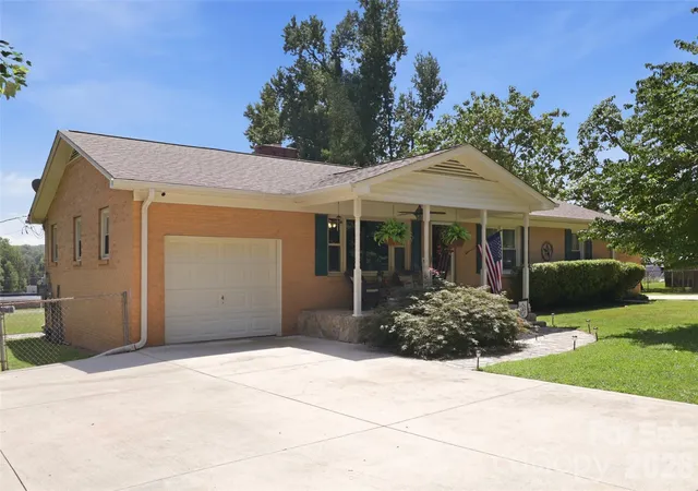 Photo 4 of Single family home for sale at 724 Hillcrest Dr, Bessemer City, NC 28016 | MLS# 4417402 | Listing updated on 2026-10-08
