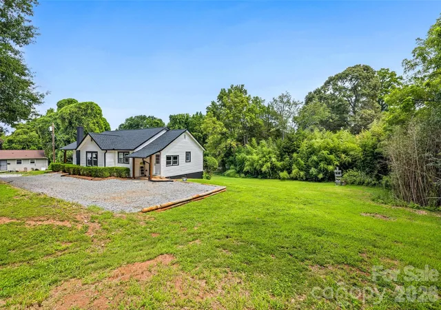 Photo 3 of Single family home for sale at 406 Green St, Lincolnton, NC 28092 | MLS# 4417483 | Listing updated on 2026-09-28