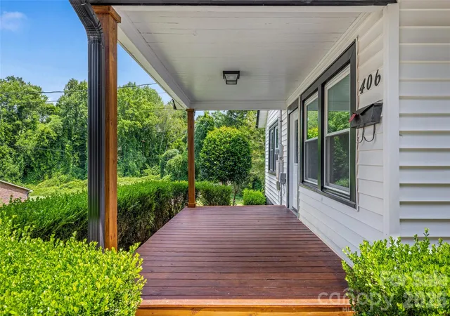 Photo 4 of Single family home for sale at 406 Green St, Lincolnton, NC 28092 | MLS# 4417483 | Listing updated on 2026-09-28