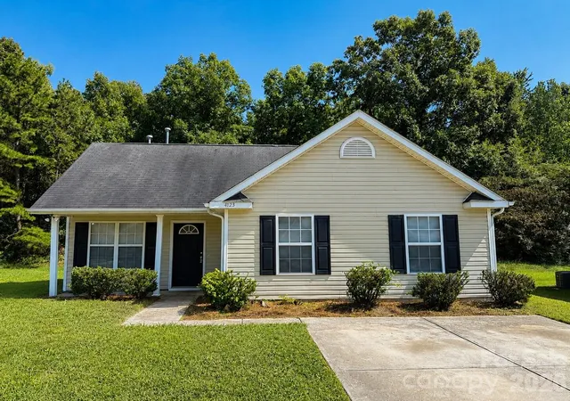 Photo 1 of Sale Pending at 4723 Palm Breeze Ln, Charlotte, NC 28208 | MLS# 4417534 | Listing updated on 2026-09-02