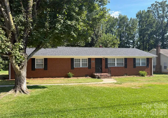 Photo 1 of Sale Pending at 5220 Nevin Rd, Charlotte, NC 28269 | MLS# 4417535 | Listing updated on 2026-08-30