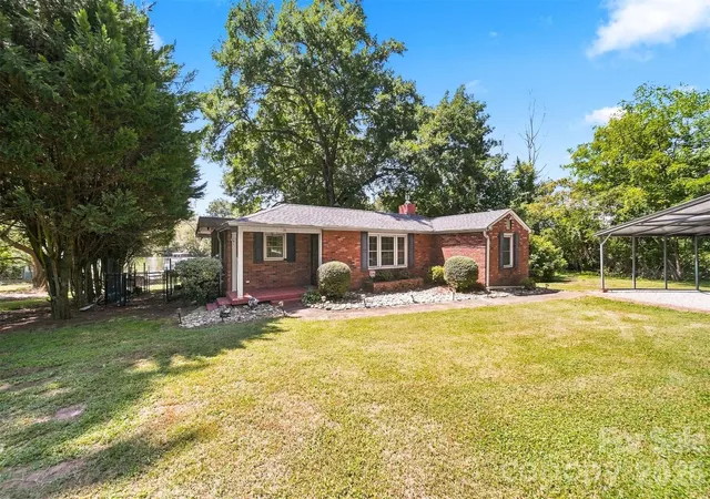 Photo 4 of Single family home for sale at 35 Loudonya Ln, Hickory, NC 28601 | MLS# 4417557 | Listing updated on 2026-08-27
