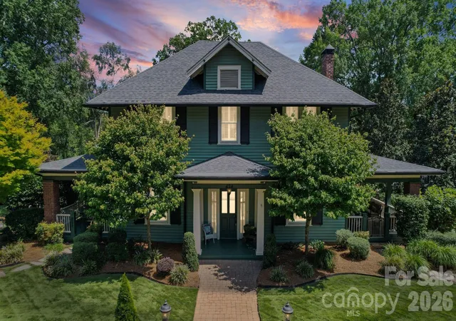 Photo 1 of Single family home for sale at 424 S York St, Gastonia, NC 28052 | MLS# 4417624 | Listing updated on 2026-10-06