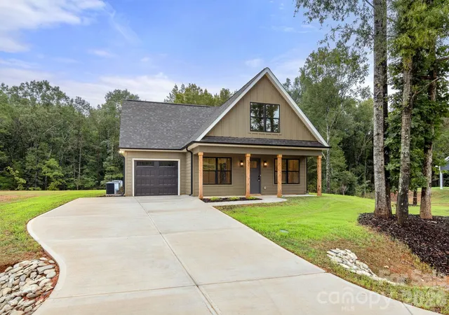 Photo 3 of Single family home for sale at 137 Mccorkle St, York, SC 29745 | MLS# 4417625 | Listing updated on 2026-10-08