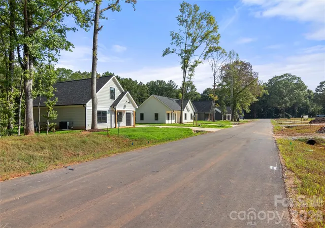 Photo 4 of Single family home for sale at 125 Mccorkle St, York, SC 29745 | MLS# 4417631 | Listing updated on 2026-10-08