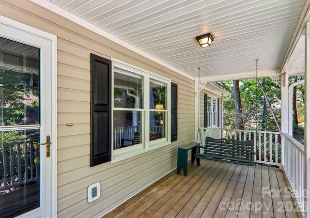 Photo 3 of Single family home for sale at 7 Maple Leaf Dr, Hendersonville, NC 28739 | MLS# 4417635 | Listing updated on 2026-10-28