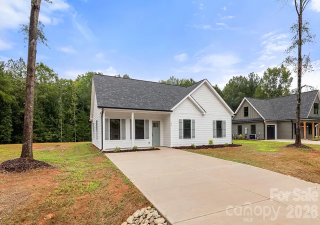 Photo 3 of Single family home for sale at 131 Mccorkle St, York, SC 29745 | MLS# 4417655 | Listing updated on 2026-10-09