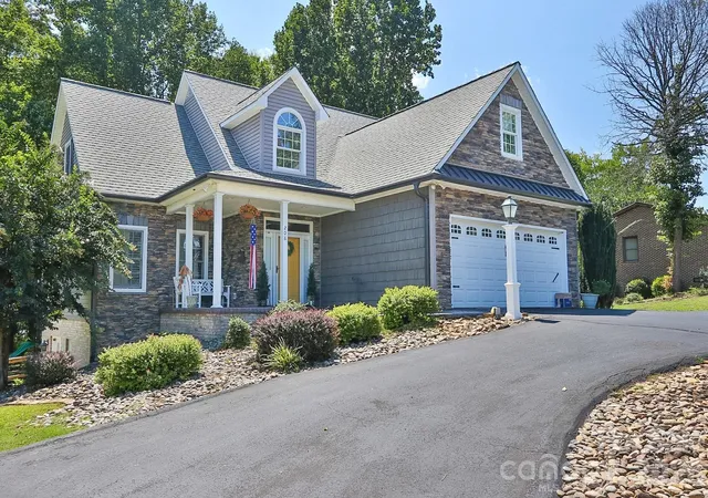 Photo 3 of Single family home for sale at 208 Triplett St, Jonesville, NC 28642 | MLS# 4417660 | Listing updated on 2026-10-13
