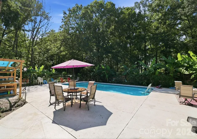 Photo 2 of Single family home for sale at 205 Dornoch Dr, Matthews, NC 28104 | MLS# 4417677 | Listing updated on 2026-10-20
