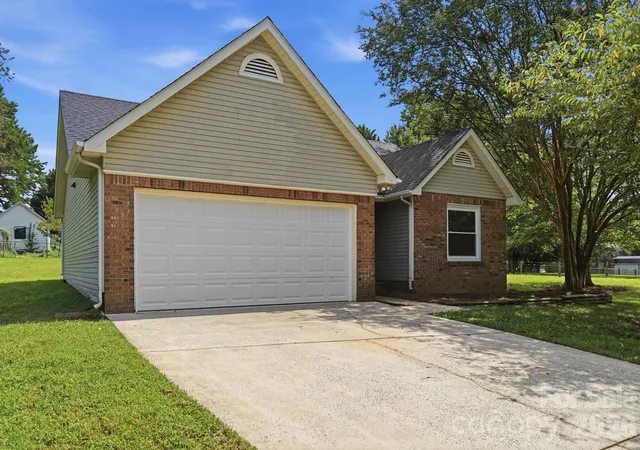Photo 2 of Single family home for sale at 2730 Briar Trl Ct, Matthews, NC 28104 | MLS# 4417757 | Listing updated on 2026-09-02