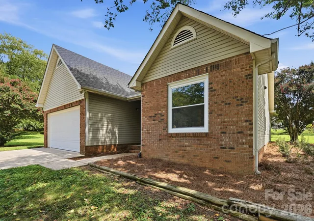 Photo 3 of Single family home for sale at 2730 Briar Trl Ct, Matthews, NC 28104 | MLS# 4417757 | Listing updated on 2026-09-02