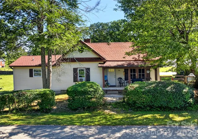 Photo 1 of Single family home for sale at 110 E Price St, Hendersonville, NC 28739 | MLS# 4417762 | Listing updated on 2026-09-23