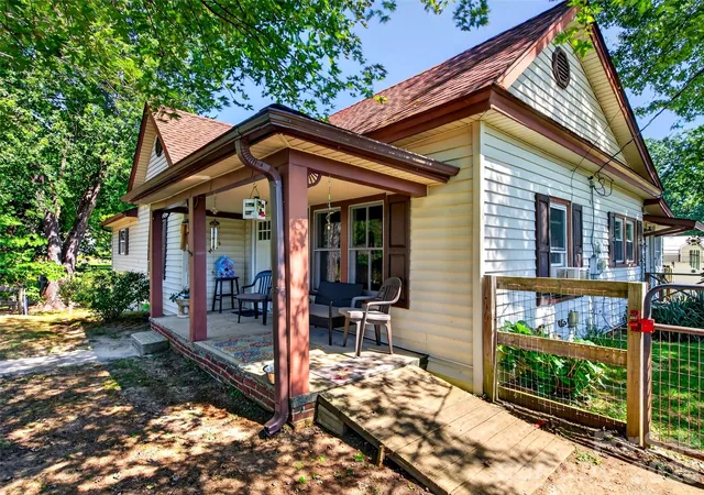 Photo 3 of Single family home for sale at 110 E Price St, Hendersonville, NC 28739 | MLS# 4417762 | Listing updated on 2026-09-23