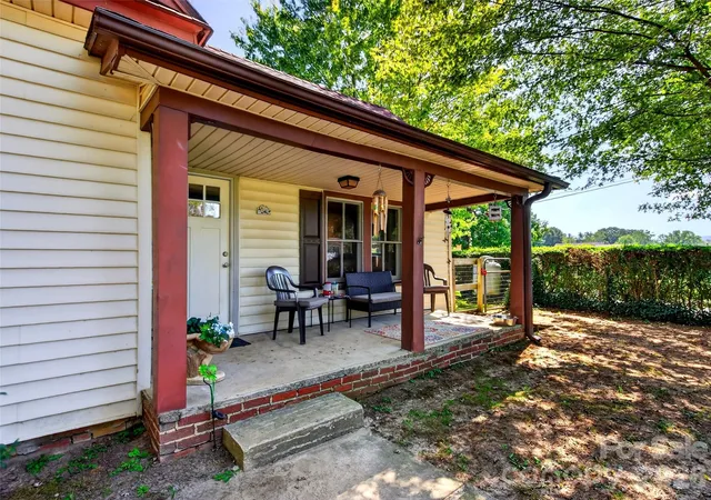 Photo 3 of Single family home for sale at 110 E Price St, Hendersonville, NC 28739 | MLS# 4417762 | Listing updated on 2026-09-23