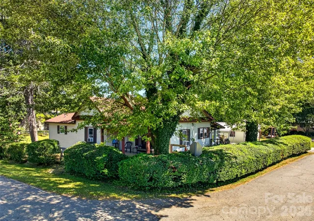 Photo 2 of Single family home for sale at 110 E Price St, Hendersonville, NC 28739 | MLS# 4417762 | Listing updated on 2026-09-23
