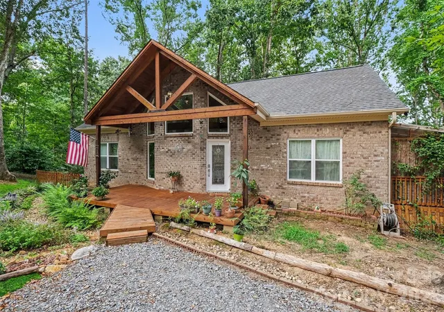 Photo 1 of Single family home for sale at 1042 Rosewood Dr, Dallas, NC 28034 | MLS# 4417787 | Listing updated on 2026-09-28