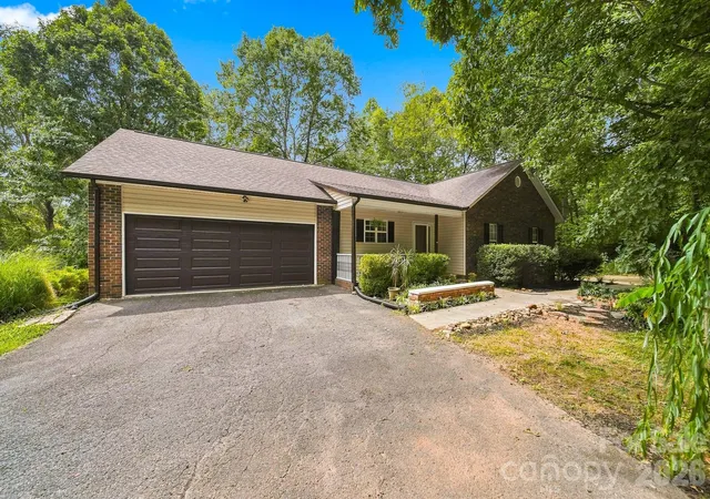 Photo 1 of Single family home for sale at 220 5th Street Ne, Conover, NC 28613 | MLS# 4417822 | Listing updated on 2026-09-02