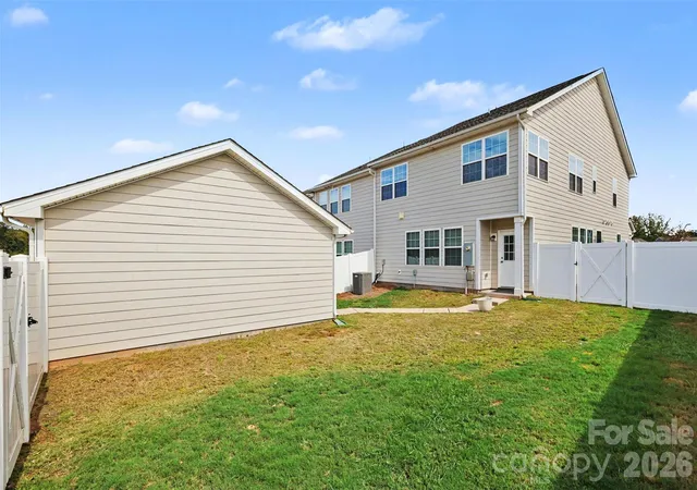 Photo 4 of Townhouse for sale at 933 Cobbled Way, Fort Mill, SC 29715 | MLS# 4417901 | Listing updated on 2026-10-09
