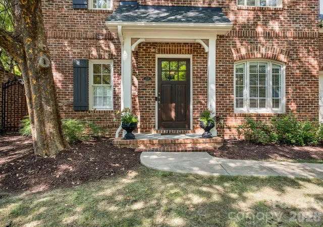 Photo 1 of Townhouse for sale at 221 Crownsgate Ct, Charlotte, NC 28207 | MLS# 4417908 | Listing updated on 2026-09-29