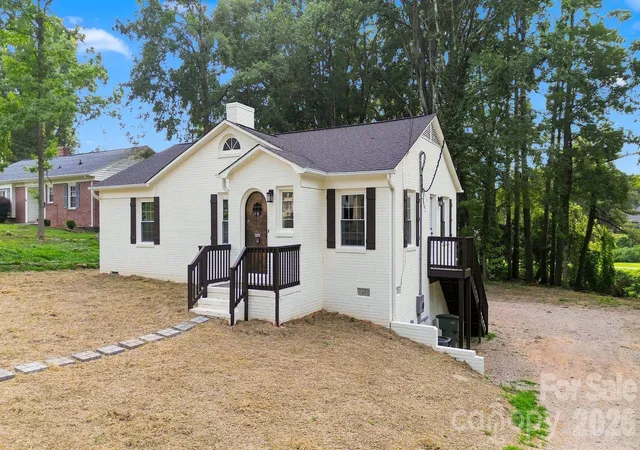 Photo 2 of Single family home for sale at 413 Elizabeth St, Gastonia, NC 28054 | MLS# 4417937 | Listing updated on 2026-09-25