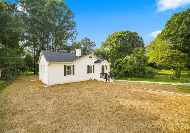 Photo 3 of Single family home for sale at 413 Elizabeth St, Gastonia, NC 28054 | MLS# 4417937 | Listing updated on 2026-10-29