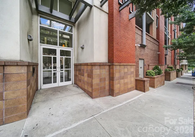 Photo 2 of Condo for sale at 505 E 6th St #909, Charlotte, NC 28202 | MLS# 4417939 | Listing updated on 2026-08-26
