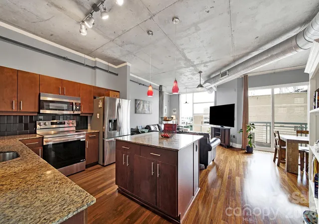 Photo 4 of Condo for sale at 505 E 6Th St #909, Charlotte, NC 28202 | MLS# 4417939 | Listing updated on 2026-10-30
