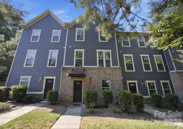 Townhouse for sale at 1321 Queen Lyon Ct, Charlotte, NC 28205 | MLS# 4417946