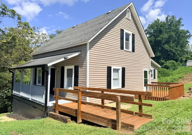 Photo 2 of Single family home for sale at 301 Magnolia St, Granite Falls, NC 28630 | MLS# 4417964 | Listing updated on 2026-09-01