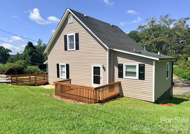 Photo 4 of Single family home for sale at 301 Magnolia St, Granite Falls, NC 28630 | MLS# 4417964 | Listing updated on 2026-09-01