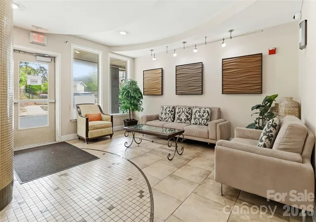 Listing Photo 4 - Condo for sale in building located at 1000 E Woodlawn Rd, Charlotte, NC 28209 - Unit #314