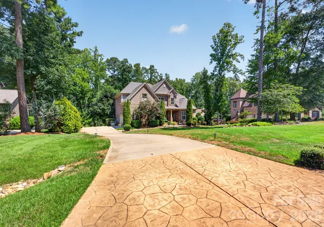 Photo 1 of Single family home for sale at 725 Fawns Glen Pl, Lake Wylie, SC 29710 | MLS# 4418002 | Listing updated on 2026-09-05