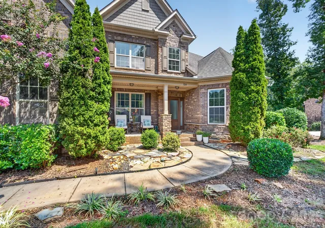 Photo 3 of Single family home for sale at 725 Fawns Glen Pl, Lake Wylie, SC 29710 | MLS# 4418002 | Listing updated on 2026-09-05