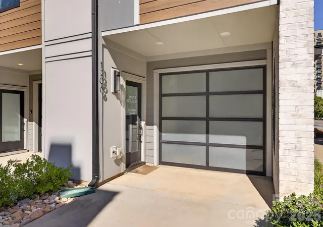 Photo 3 of Townhouse for sale at 1206 Minter Pl, Charlotte, NC 28203 | MLS# 4418036 | Listing updated on 2026-10-08