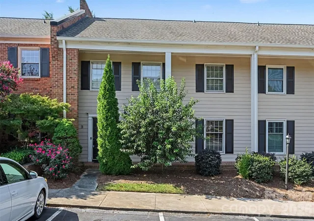 Photo 2 of Sale Pending at 6727 Constitution Ln, Charlotte, NC 28210 | MLS# 4418057 | Listing updated on 2026-09-12