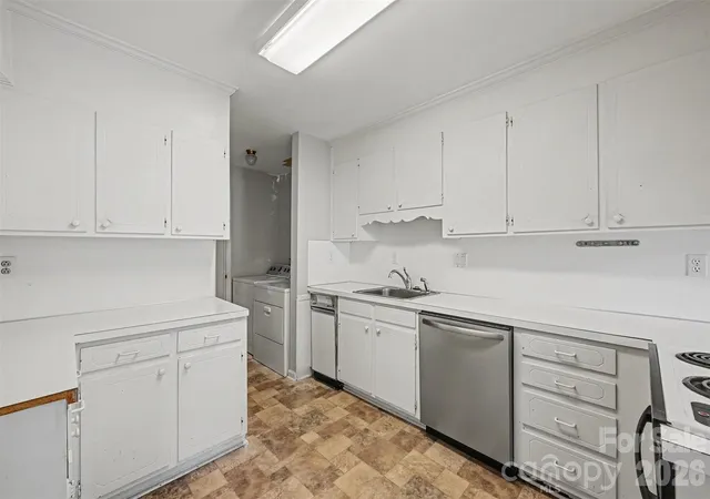 Photo 4 of Sale Pending at 6727 Constitution Ln, Charlotte, NC 28210 | MLS# 4418057 | Listing updated on 2026-09-12
