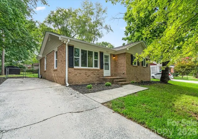 Photo 1 of Sale Pending at 9828 Starwood Dr, Charlotte, NC 28215 | MLS# 4418077 | Listing updated on 2026-09-30