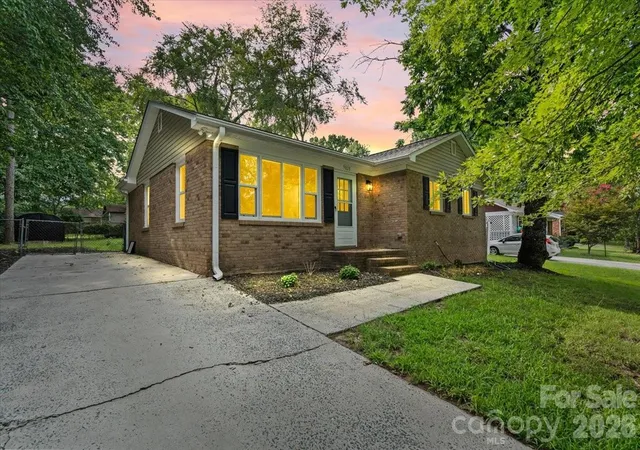 Photo 2 of Sale Pending at 9828 Starwood Dr, Charlotte, NC 28215 | MLS# 4418077 | Listing updated on 2026-09-30