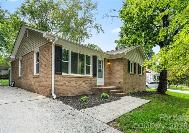 Photo 3 of Sale Pending at 9828 Starwood Dr, Charlotte, NC 28215 | MLS# 4418077 | Listing updated on 2026-09-30