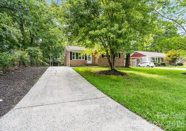 Photo 4 of Sale Pending at 9828 Starwood Dr, Charlotte, NC 28215 | MLS# 4418077 | Listing updated on 2026-09-30