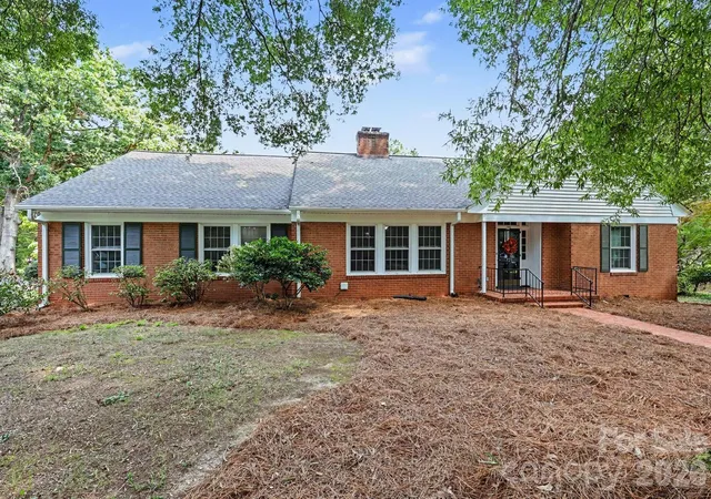 Photo 2 of Single family home for sale at 720 Oakmont Dr, Asheboro, NC 27205 | MLS# 4418105 | Listing updated on 2026-09-24