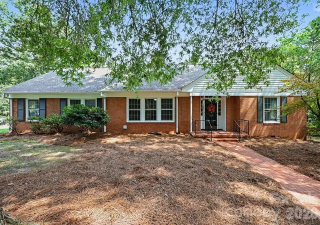 Photo 3 of Single family home for sale at 720 Oakmont Dr, Asheboro, NC 27205 | MLS# 4418105 | Listing updated on 2026-09-24