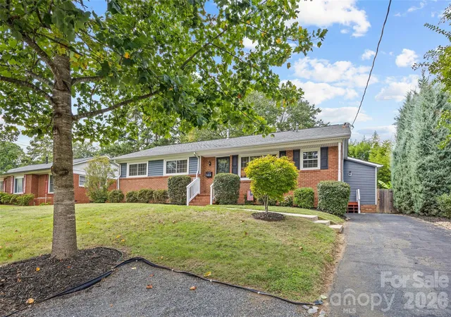 Photo 3 of Sale Pending at 7400 Thorncliff Dr, Charlotte, NC 28210 | MLS# 4418127 | Listing updated on 2026-09-16