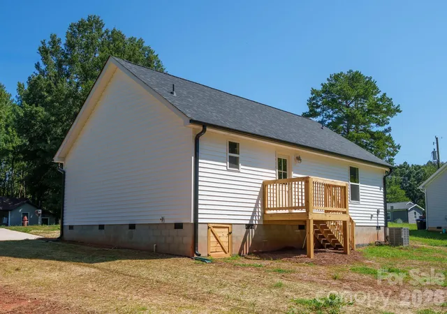 Photo 3 of Single family home for sale at 409 Queens Rd, Gastonia, NC 28052 | MLS# 4418172 | Listing updated on 2026-10-10
