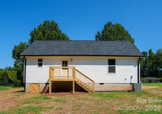 Photo 4 of Single family home for sale at 409 Queens Rd, Gastonia, NC 28052 | MLS# 4418172 | Listing updated on 2026-10-10