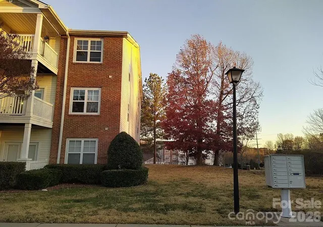 2nd image of 10518 Hl Pt Ct, Charlotte, NC 28262
