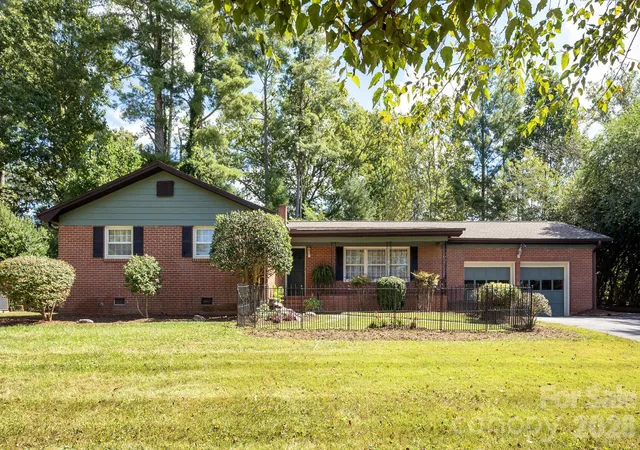 Photo 1 of Single family home for sale at 224 Lyndale Rd, Hendersonville, NC 28739 | MLS# 4418202 | Listing updated on 2026-10-10