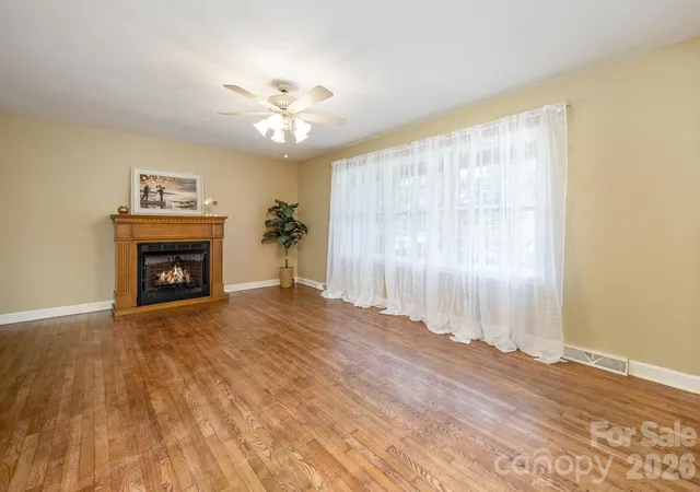 Photo 3 of Single family home for sale at 224 Lyndale Rd, Hendersonville, NC 28739 | MLS# 4418202 | Listing updated on 2026-10-10